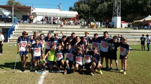 Los jugadores del Marbella celebran la victoria sobre el césped:: sur