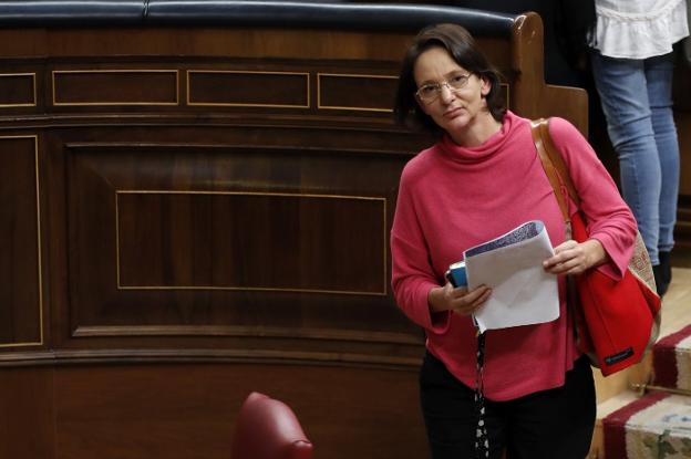 La diputada de Unidos Podemos sale del hemiciclo al término de la sesión de control. :: c. moya / efe