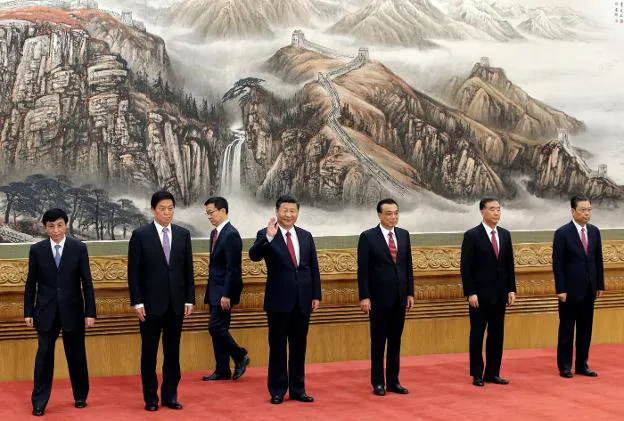 El presidente Xi Jinping saluda, en el centro, rodeado por los miembros del Comité Permanente del Politburó. :: Jason Lee / reuters