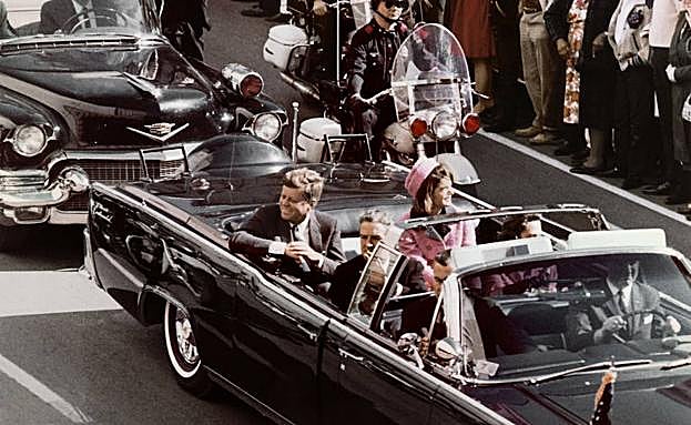 John Fitzgerald Kennedy acompañado de su esposa Jacqueline en una calle de Dallas.