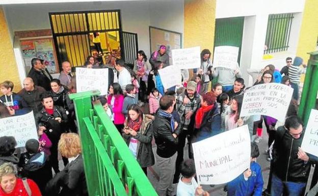 Imagen de archivo de una protesta de padres y alumnos del centro