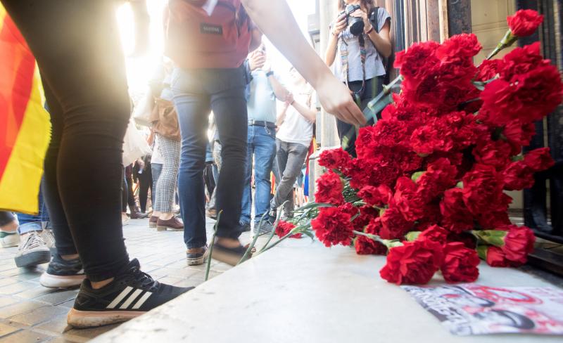 Cientos de personas se manifiestan en Barcelona en protesta por la aplicación del artículo 155 y para pedir la liberación de Jordi Sànchez y Jordi Cuixart