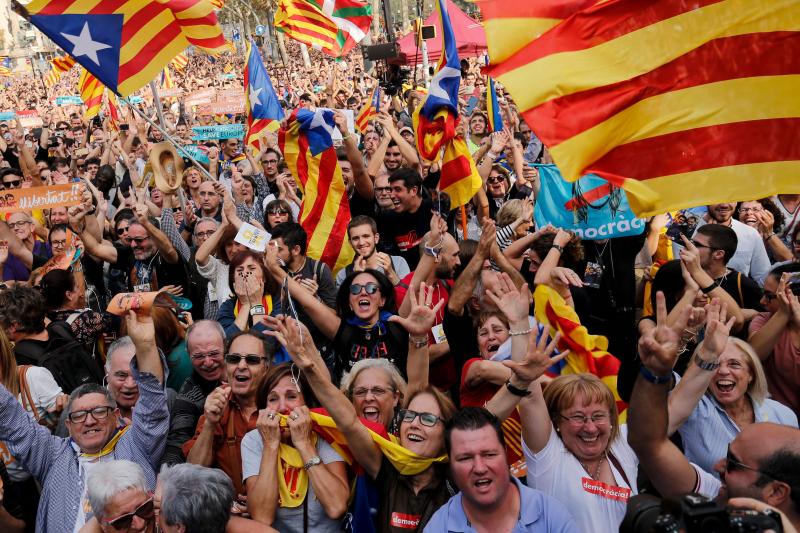 En el momento en el que se comunicaba la decisión del Parlament, la alegría y la emoción ha estallado en la plaza Sant Jaume