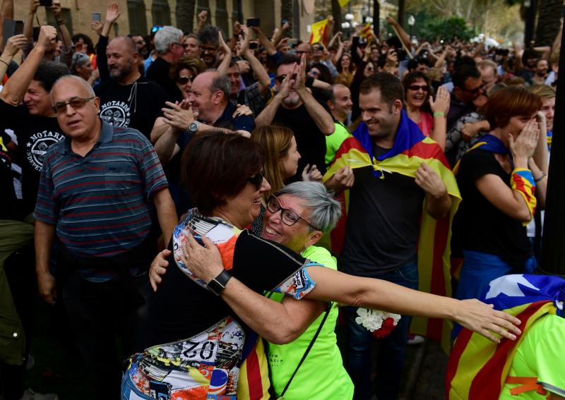 En el momento en el que se comunicaba la decisión del Parlament, la alegría y la emoción ha estallado en la plaza Sant Jaume