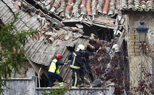 a médico de una ambulancia medicalizada accede, ayudada por un bombero, al interior de la vivienda. 