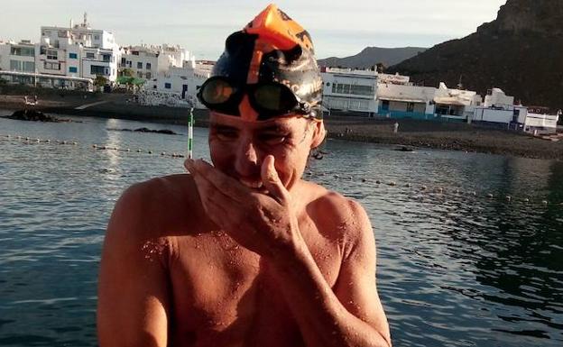 Christian Jongeneel sale del agua tras su llegada al puerto de Agaete, en Las Palmas