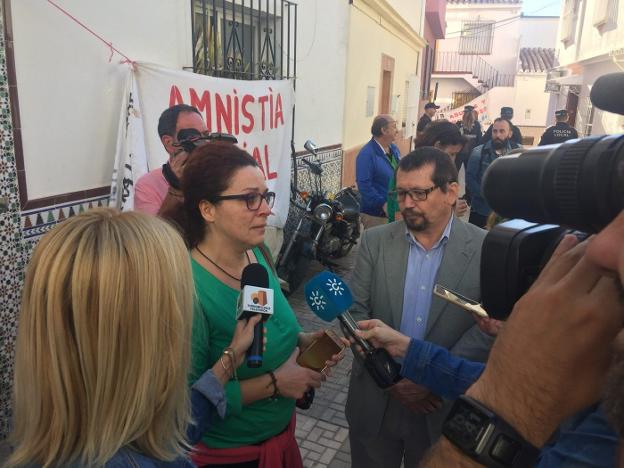 Yolanda y el concejal de Bienestar Social, Pedro Pérez, ayer frente a la vivienda. :: a. g.