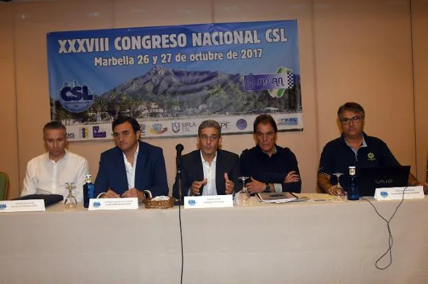 Representantes sindicales, con el edil Félix Romero. :: j-lanza