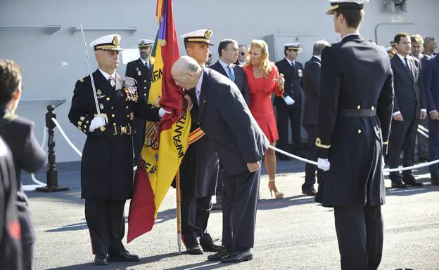 Masiva y emotiva jura de bandera civil con la Armada en Málaga