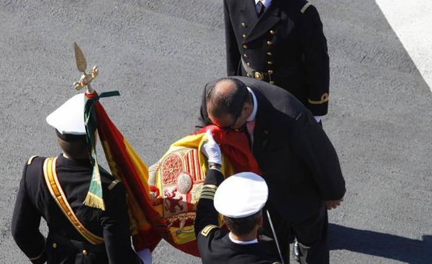 Todas las fotos de la jura de bandera civil en el portaaviones Juan Carlos I en Málaga