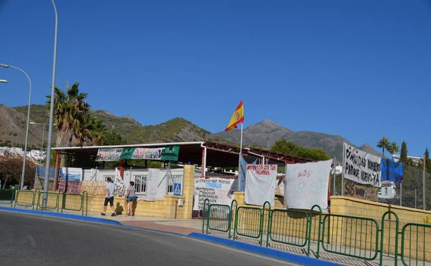 Los bomberos del retén han instalado pancartas de protesta