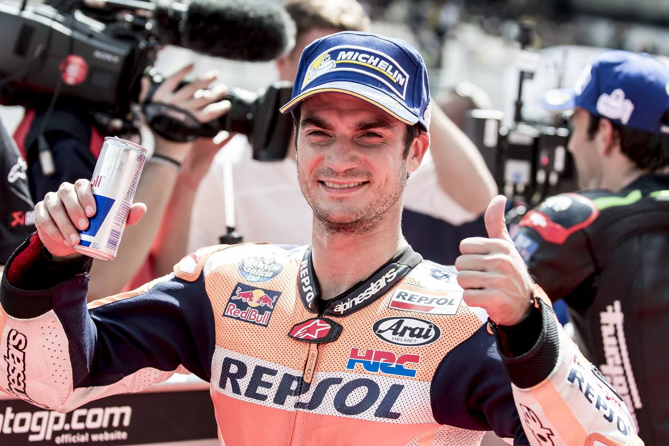 Dani Pedrosa, contento tras conseguir su tercera 'pole' de la temporada. 