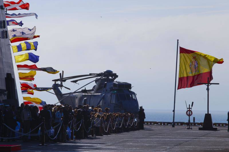 Fotos de la jura de bandera civil en el portaaviones Juan carlos I en Málaga (V)