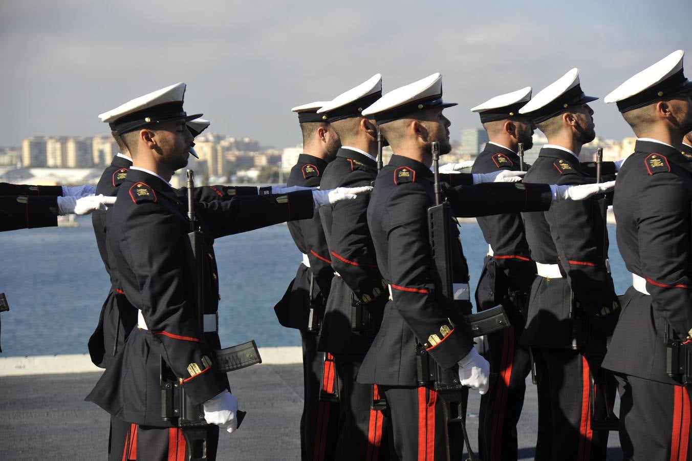 Fotos de la jura de bandera civil en el portaaviones Juan carlos I en Málaga (I)