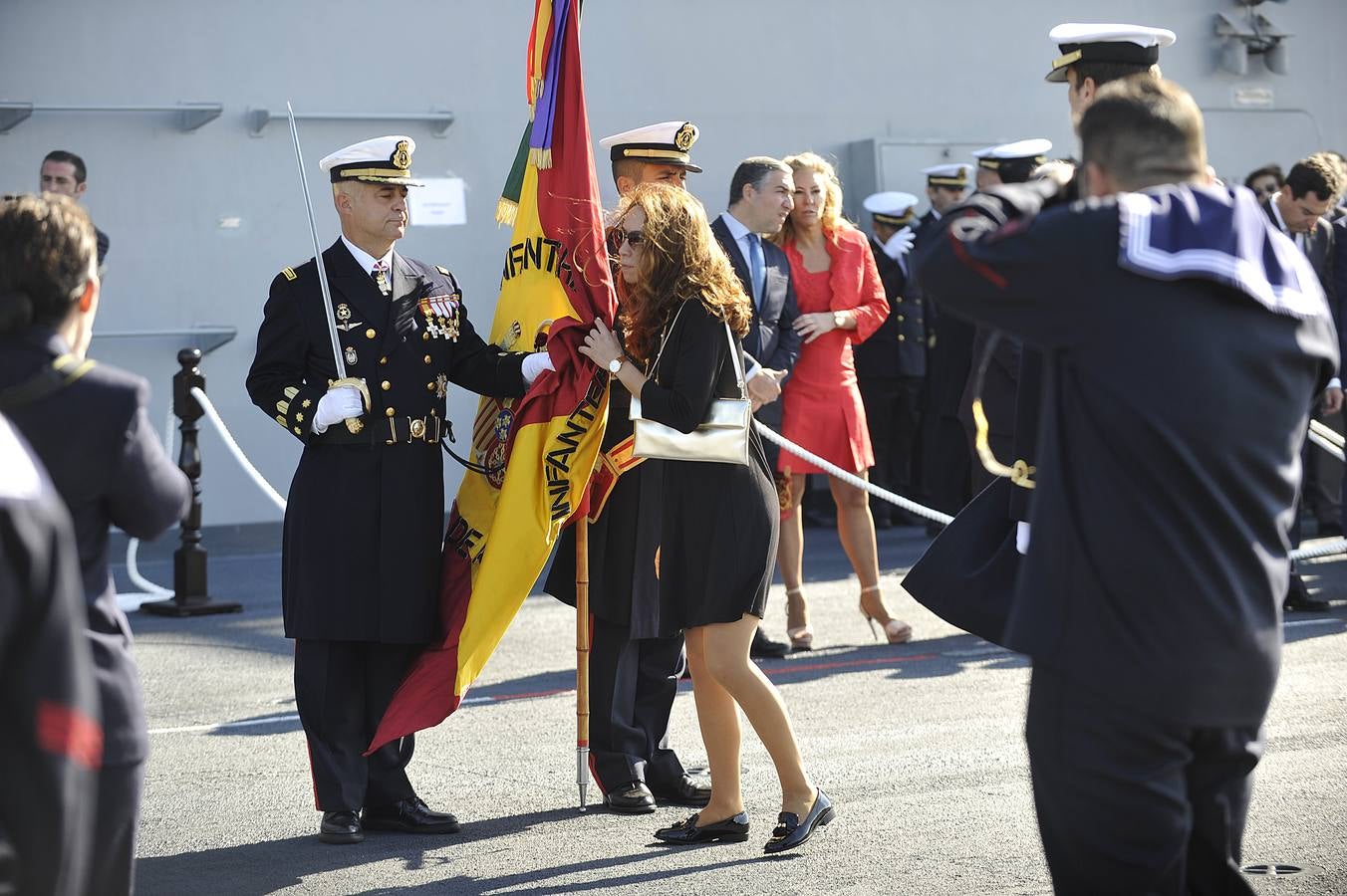 Fotos de la jura de bandera civil en el portaaviones Juan carlos I en Málaga (I)