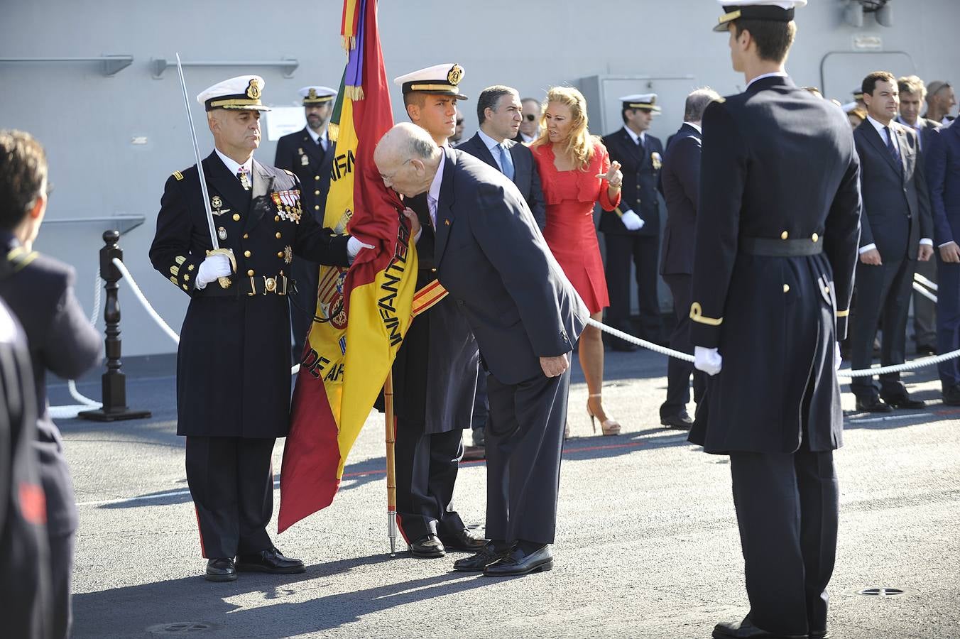 Fotos de la jura de bandera civil en el portaaviones Juan carlos I en Málaga (I)