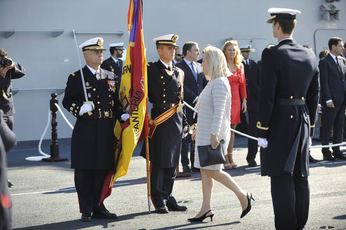 Fotos de la jura de bandera civil en el portaaviones Juan carlos I en Málaga (I)