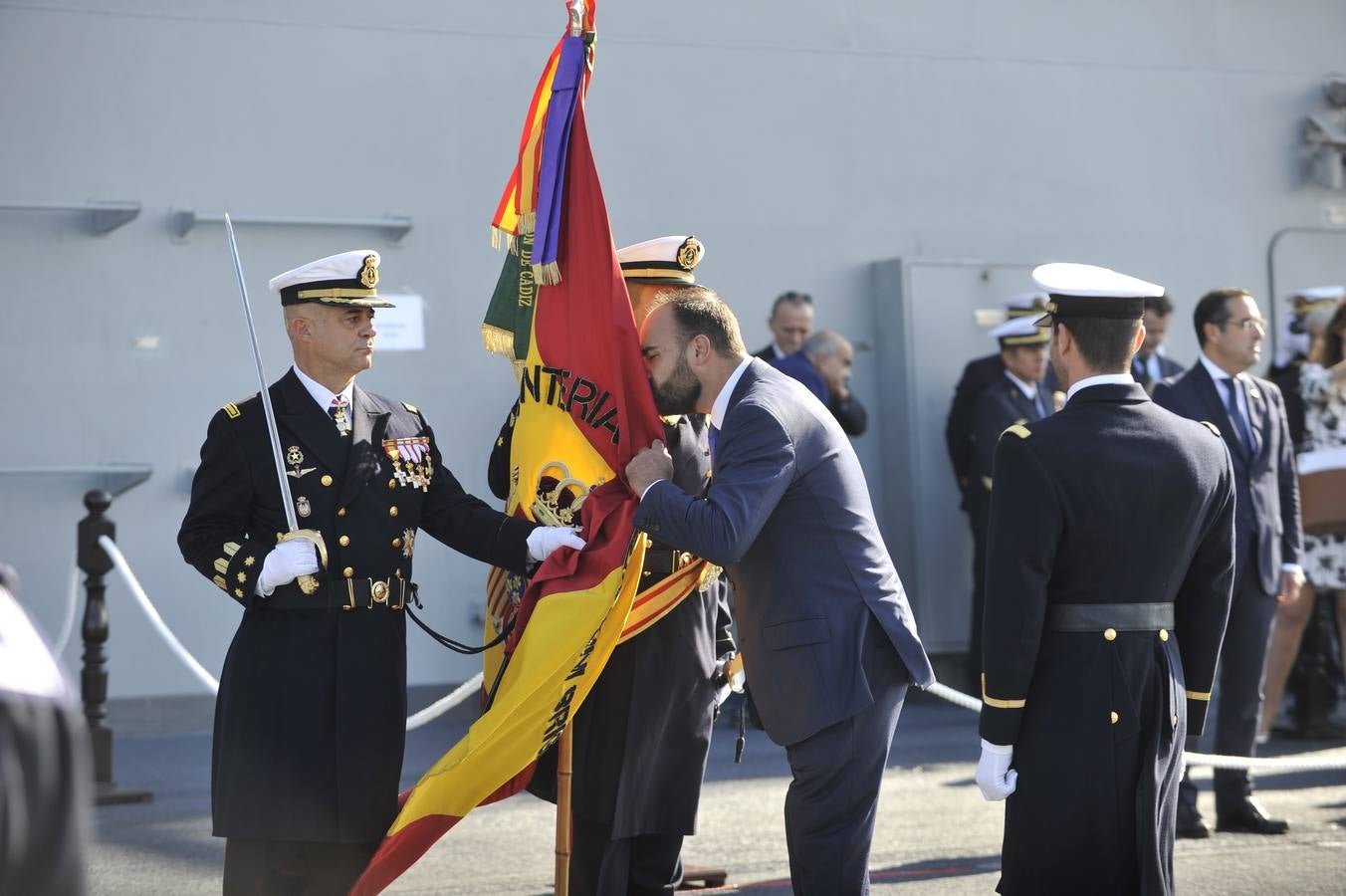 Fotos de la jura de bandera civil en el portaaviones Juan carlos I en Málaga (III)