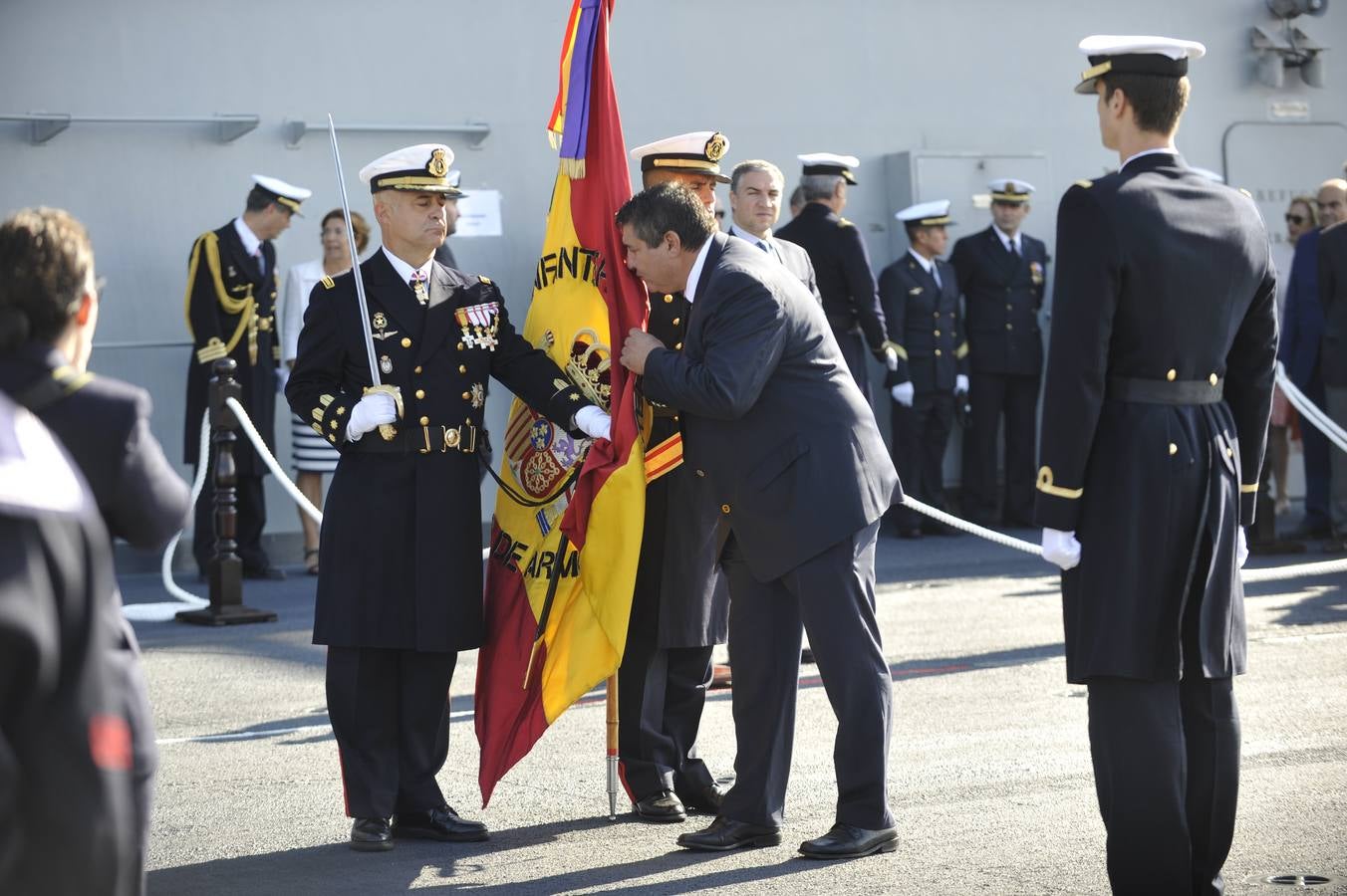 Fotos de la jura de bandera civil en el portaaviones Juan carlos I en Málaga (III)