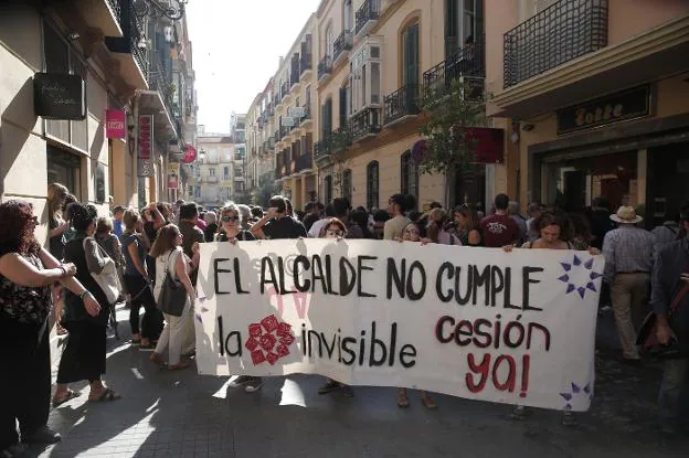 Defensores de la gestión ciudadana de La Invisible exhibieron una pancarta criticando al Ayuntamiento de la capital.