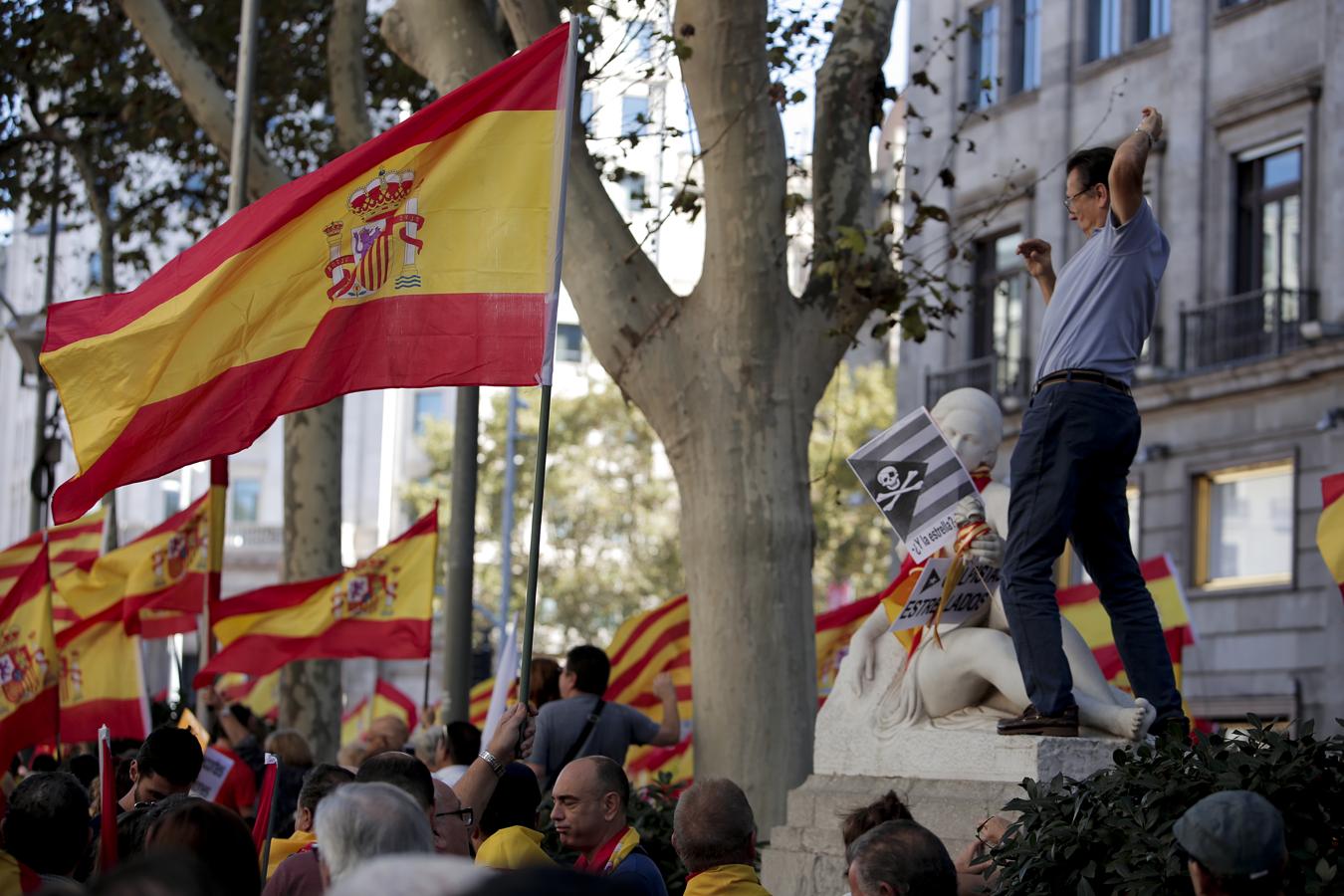 La marcha convocada por Societat Civil Catalana bajo el lema 'Tots som Catalunya. Per la convivència, seny!