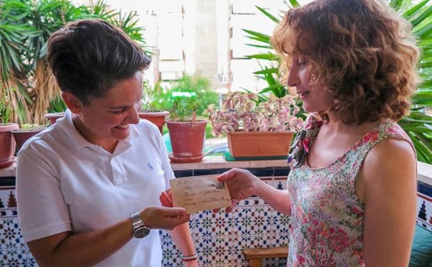 Rosita, una de las nietas, recibe la carta de manos de la periodista granadina Mariló V. Oyonarte en la capital malagueña.