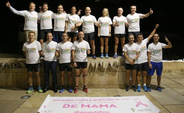 Los corredores posan en la calle Alcazabilla con las camisetas del reto con el que colaboran con la Asociación Española Contra el Cáncer