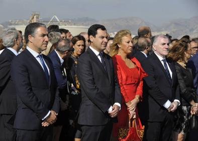 Imagen secundaria 1 - En la imagen superior se puede apreciar que hubo personas que juraron acompañadas de sus hijos. A la izquierda, Elías Bendodo, Juanma Moreno, Carolina España y Manuel Marmolejo. Al lado, Francisco de la Torre saluda al almirante Rodríguez Garat.