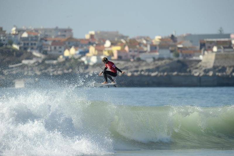 La playa de Supertubos en Penicha acoge el campeonato Rip Curl Pro Portugal, que es parte de la Liga Mundial de Surf (WSL).