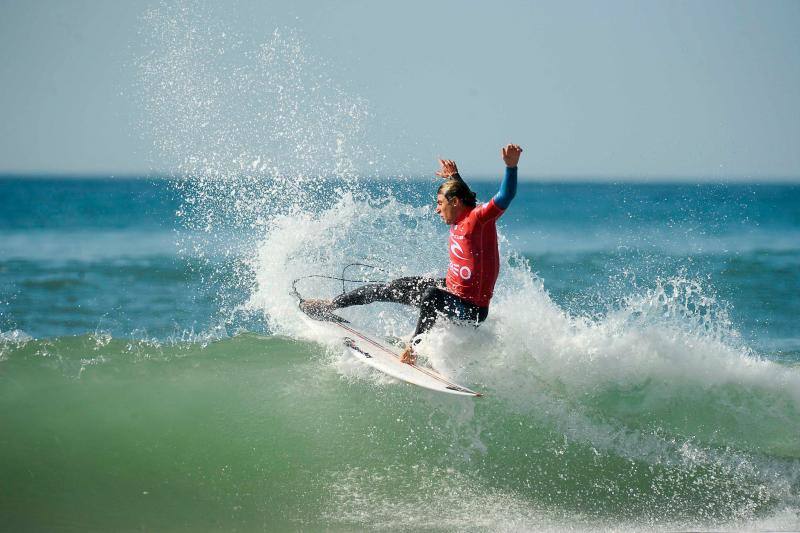 La playa de Supertubos en Penicha acoge el campeonato Rip Curl Pro Portugal, que es parte de la Liga Mundial de Surf (WSL).