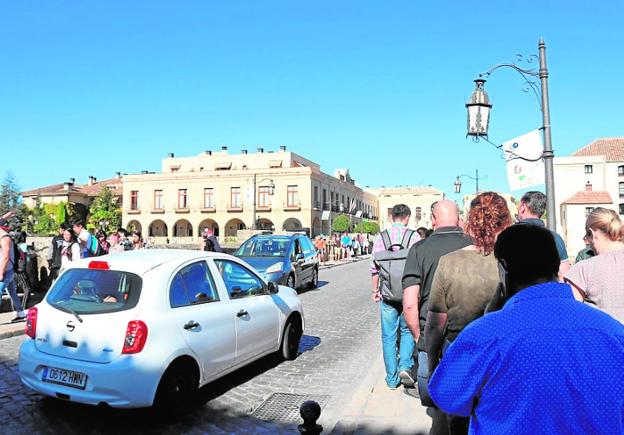 Soporta a diario un fuerte flujo de vehículos y personas.  v. m. 