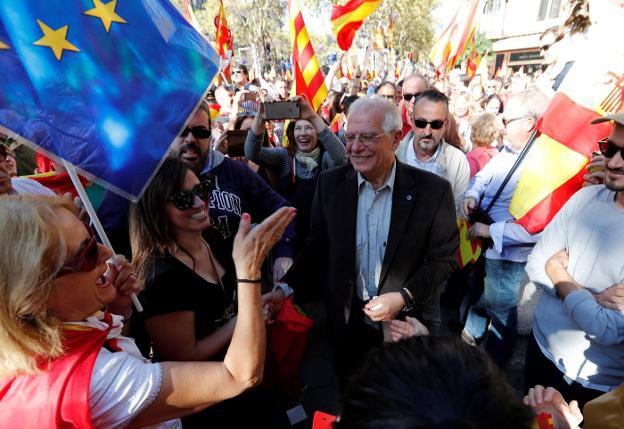 El exministro Josep Borrell, aclamado en la marcha. :: y. h. / REUTERS