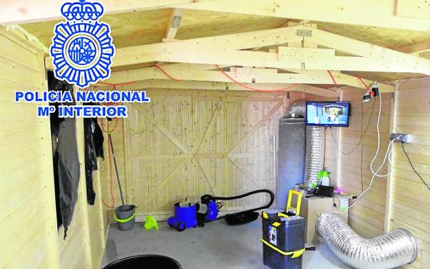 Uno de los locales para el cultivo y preparación de la droga desmantelados por la policía. :: sur