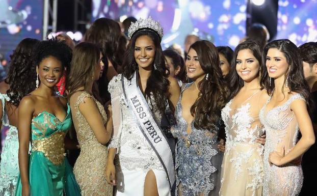 Miss Perú 2017, Romina Lozano (en el centro), rodeada por las aspirantes al título. 