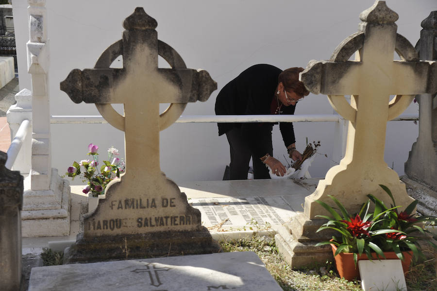 Miles de personas llenan hoy los recintos de Parcemasa, San Miguel o Inglés, con muchas visitas a columbarios de iglesias y cofradías 