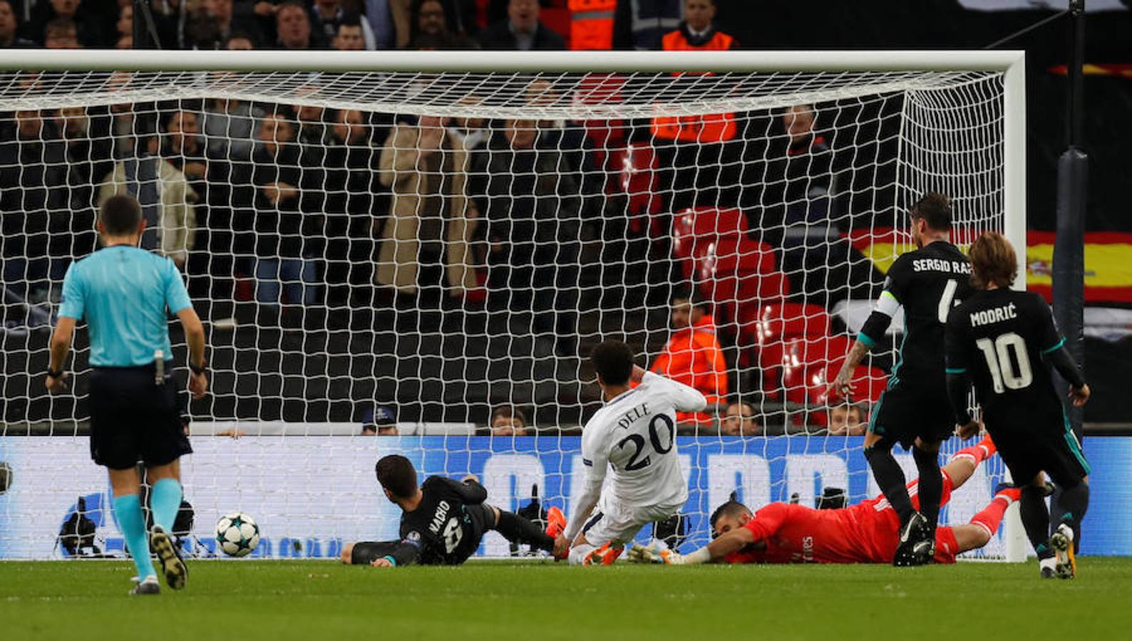 Los dos mejores equipos del Grupo H pelearon por la primera plaza del grupo en Wembley, que vibró y elevó los decibelios durante algunos momentos como el 1-0 de Delle Alli.