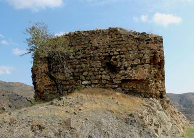 Imagen secundaria 1 - Baliza de madera que confirma el sendero. Torre de Albenda.9. Desde la parte más elevada de la ruta se ve la costa de Rincón de la Victoria.