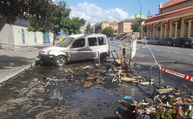 El incendio de unos contenedores genera una llamativa columna de humo en la zona oeste