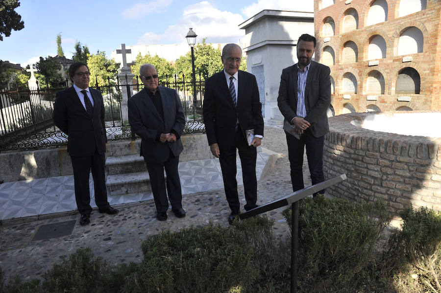 El alcalde, Francisco de la Torre, acompañado por el que fuera durante años deán de la Catedral de Málaga, Francisco García Mota, ha sido el encargado de destaparla