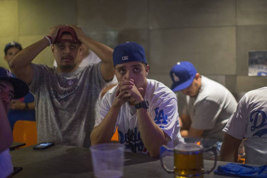 Los Houston Astros ganaron por primera vez en su historia las Series Mundiales de béisbol tras imponerse a Los Angeles Dodgers.