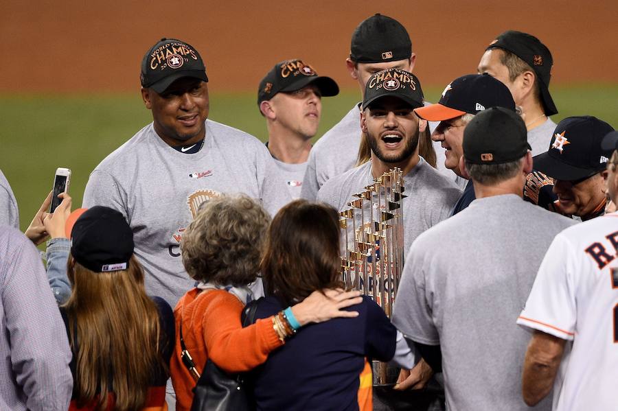 Los Houston Astros ganaron por primera vez en su historia las Series Mundiales de béisbol tras imponerse a Los Angeles Dodgers.