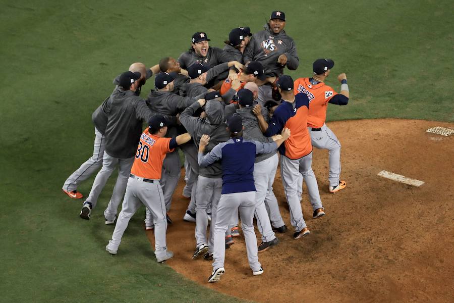 Los Houston Astros ganaron por primera vez en su historia las Series Mundiales de béisbol tras imponerse a Los Angeles Dodgers.