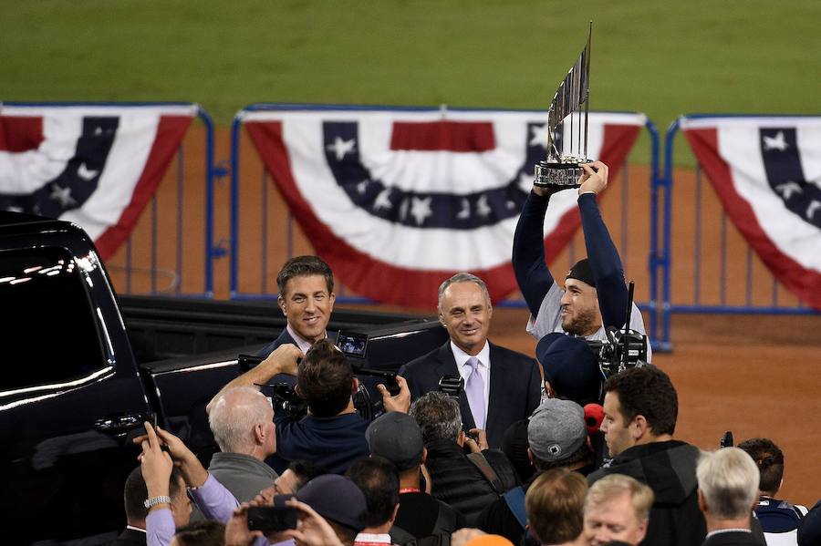 Los Houston Astros ganaron por primera vez en su historia las Series Mundiales de béisbol tras imponerse a Los Angeles Dodgers.