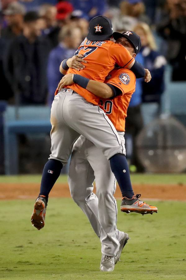 Los Houston Astros ganaron por primera vez en su historia las Series Mundiales de béisbol tras imponerse a Los Angeles Dodgers.
