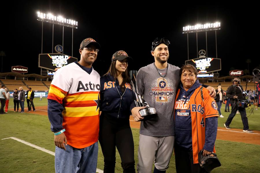 Los Houston Astros ganaron por primera vez en su historia las Series Mundiales de béisbol tras imponerse a Los Angeles Dodgers.