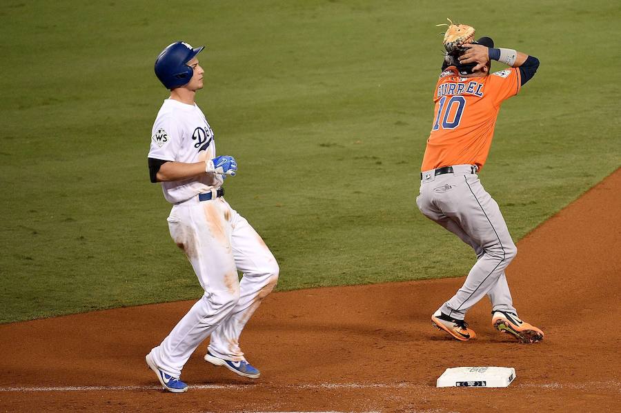Los Houston Astros ganaron por primera vez en su historia las Series Mundiales de béisbol tras imponerse a Los Angeles Dodgers.