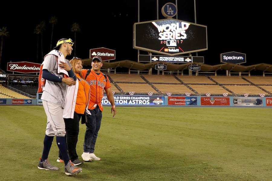 Los Houston Astros ganaron por primera vez en su historia las Series Mundiales de béisbol tras imponerse a Los Angeles Dodgers.