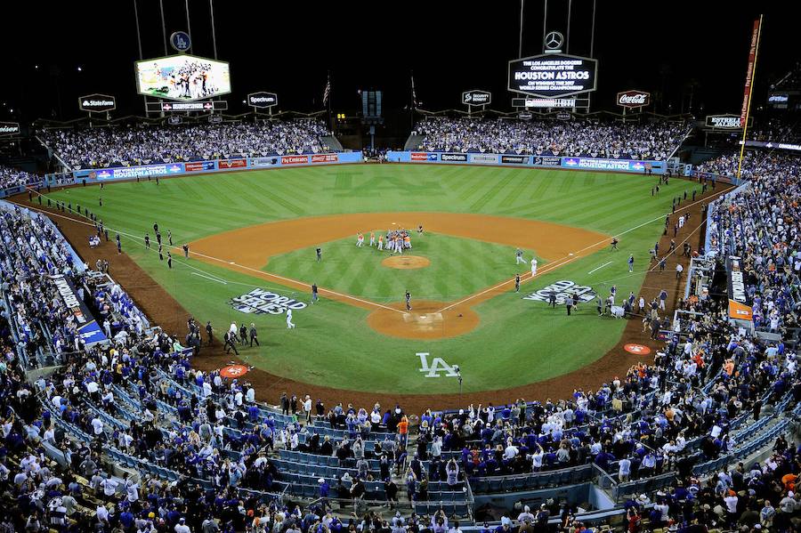 Los Houston Astros ganaron por primera vez en su historia las Series Mundiales de béisbol tras imponerse a Los Angeles Dodgers.