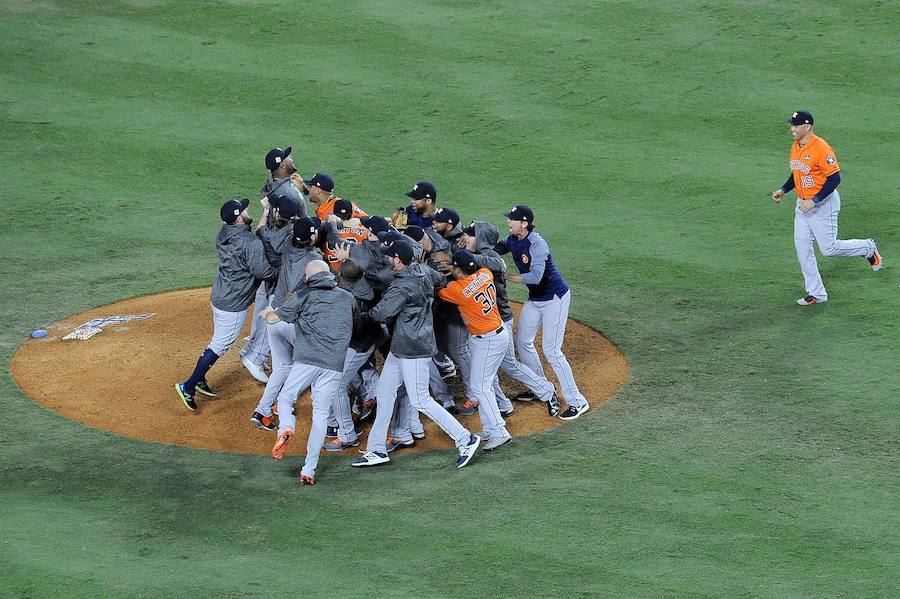 Los Houston Astros ganaron por primera vez en su historia las Series Mundiales de béisbol tras imponerse a Los Angeles Dodgers.