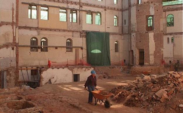 Piletas en el solar del Rectorado, durante las obras de restauración del edificio.
